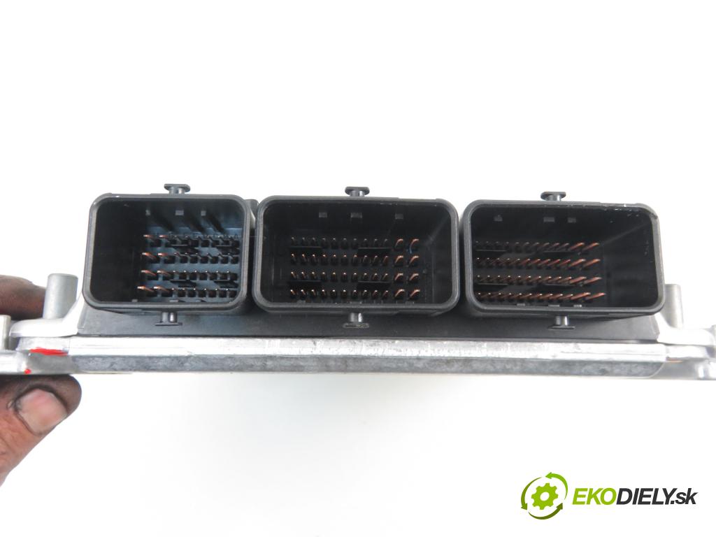 VOLVO V40 Kombi (645) KOMBI 2001 1870,00 Sterowniki silnika 1870,00 Riadiaca jednotka Motor 0281010441; 8200065996