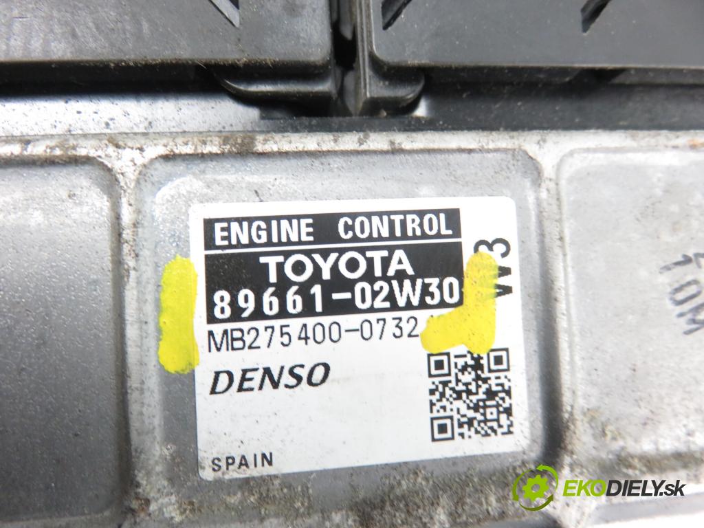 TOYOTA AURIS (_E15_) HB 2010 1329,00 Sterowniki silnika 1329,00 Riadiaca jednotka Motor 8966102W30