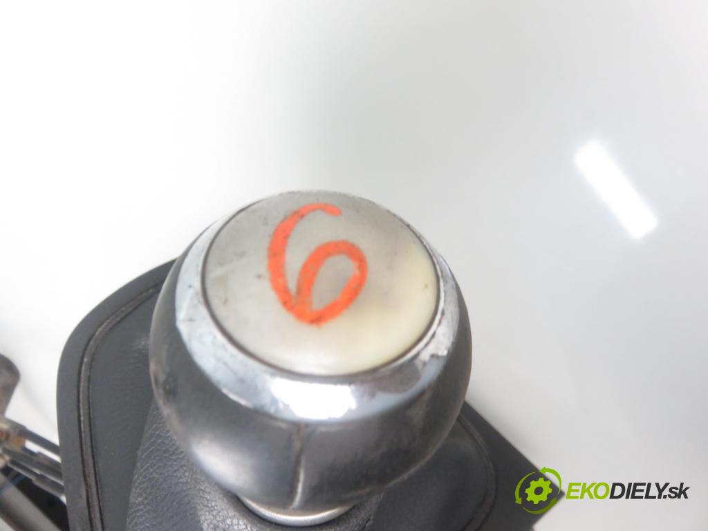 TOYOTA AURIS (_E15_) HB 2010 73,00 1.33 Dual-VVTi 99 - 1NR-FE 1329,00 ZVEDÁK: 