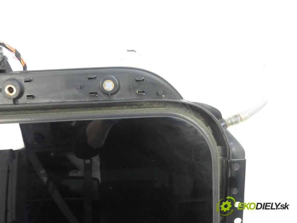 VW JETTA III (1K2) SEDAN 2005 2480,00 Szyberdachy 2480,00 střešní okno 8D0959591C; 0390200017; 849696564 (Okna karoserie)