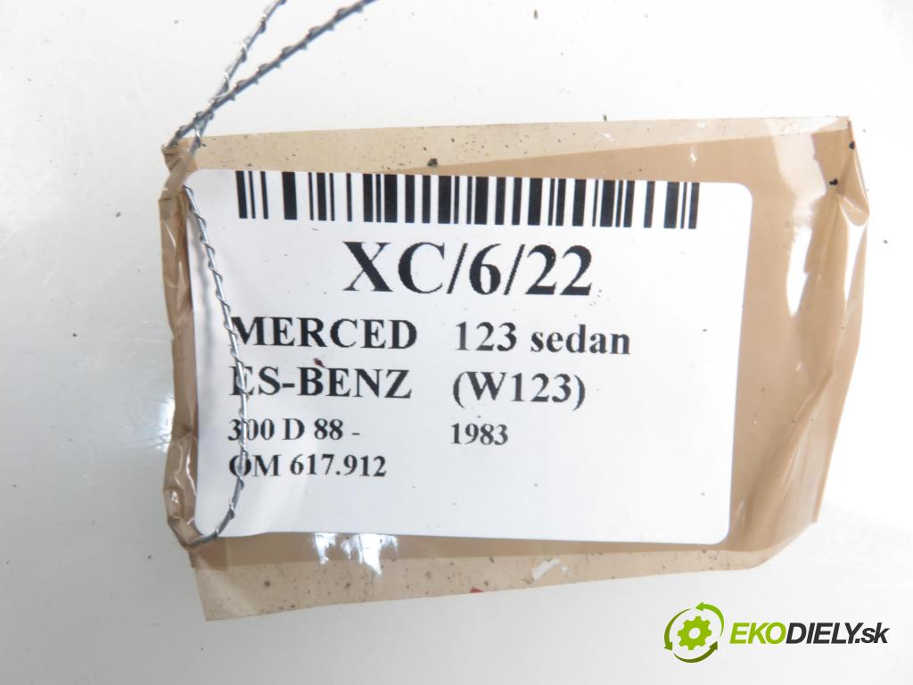 MERCEDES-BENZ 123 sedan (W123) SEDAN 1983 2998,00 Listwy 2998,00 lišta dveře