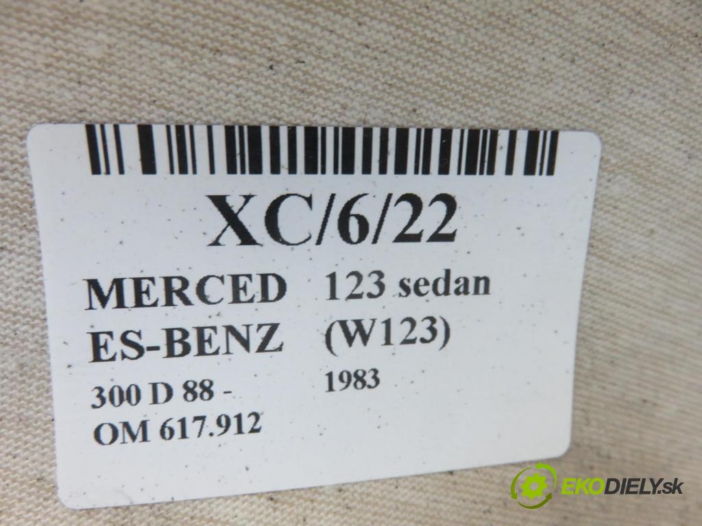 MERCEDES-BENZ 123 sedan (W123) SEDAN 1983 2998,00 Podsufitki 2998,00 Stropný tapacír  (Stropné tapacíre)