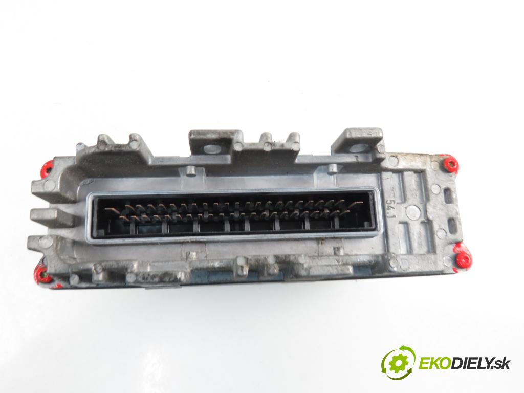 VW PASSAT B3/B4 (3A2, 35I) SEDAN 1990 1781,00 Sterowniki silnika 1781,00 Riadiaca jednotka Motor 0261203188; 8A0907311L