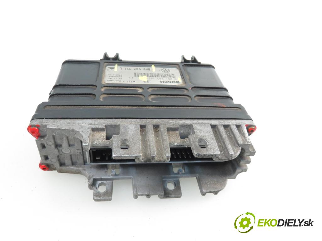 VW PASSAT B3/B4 (3A2, 35I) SEDAN 1990 1781,00 Sterowniki silnika 1781,00 Riadiaca jednotka Motor 0261203188; 8A0907311L