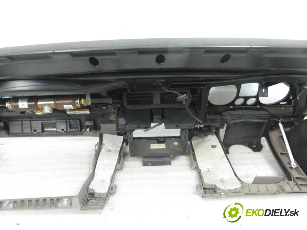 VW PASSAT B6 Variant (3C5) KOMBI 2006 1896,00 Deski rozdzielcze, konsole 1896,00 doska