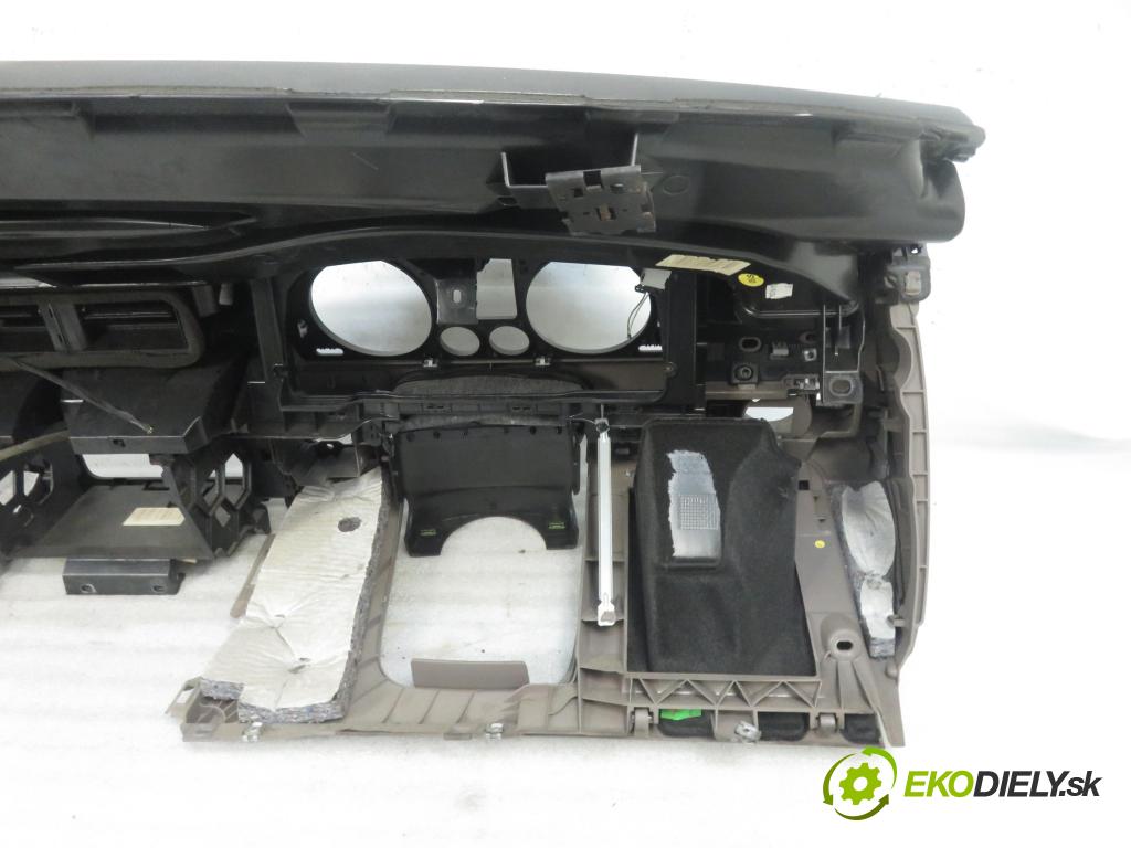 VW PASSAT B6 Variant (3C5) KOMBI 2006 1896,00 Deski rozdzielcze, konsole 1896,00 doska