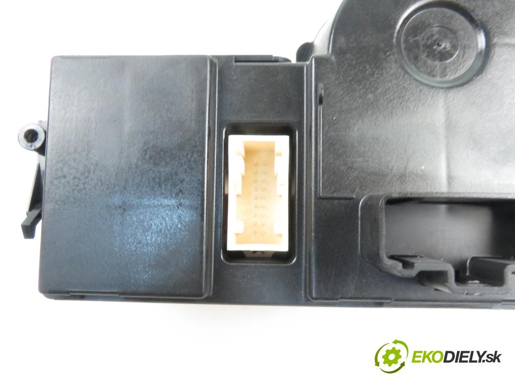 RENAULT SCENIC II (JM0/1_) MINIVAN 2005 1998,00 Panele sterowania, przełączniki 1998,00 Panel kúrenia KLIMATRONIK 8200501465
