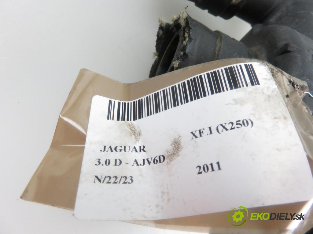JAGUAR XF (X250) SEDAN 2011 2993,00 Obudowy termostatów 2993,00 obal termostatu 9X238A586AD (Termostaty)