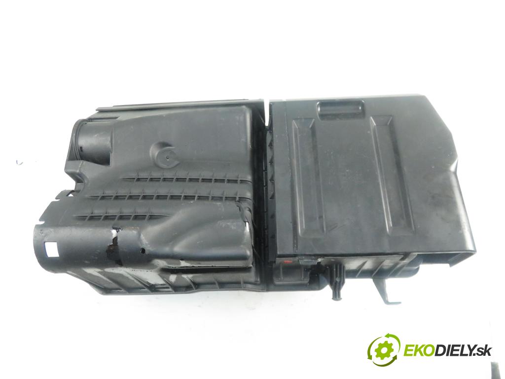 VOLVO S40 II (MS) SEDAN 2004 2435,00 Obudowy filtrów powietrza 2435,00 Obal filtra vzduchu 30677532; 30650076 (Obaly filtrov vzduchu)