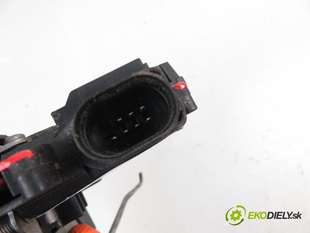 AUDI A4 Avant (8E5, B6) KOMBI 2004 74,00 1.9 TDI PD 101 - AVB 1896,00 zámok 8E0839015C