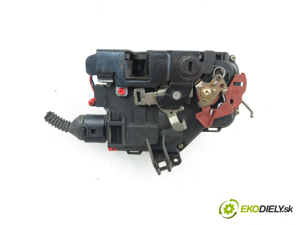 AUDI A4 Avant (8E5, B6) KOMBI 2004 74,00 1.9 TDI PD 101 - AVB 1896,00 zámok 8E0839015C