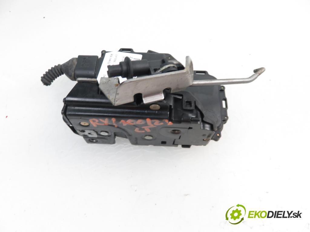 AUDI A4 Avant (8E5, B6) KOMBI 2004 74,00 1.9 TDI PD 101 - AVB 1896,00 zámok 8E0839015C