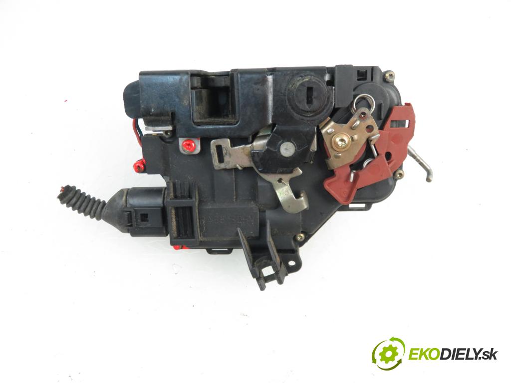 AUDI A4 Avant (8E5, B6) KOMBI 2004 74,00 1.9 TDI PD 101 - AVB 1896,00 zámok 8E0839015C