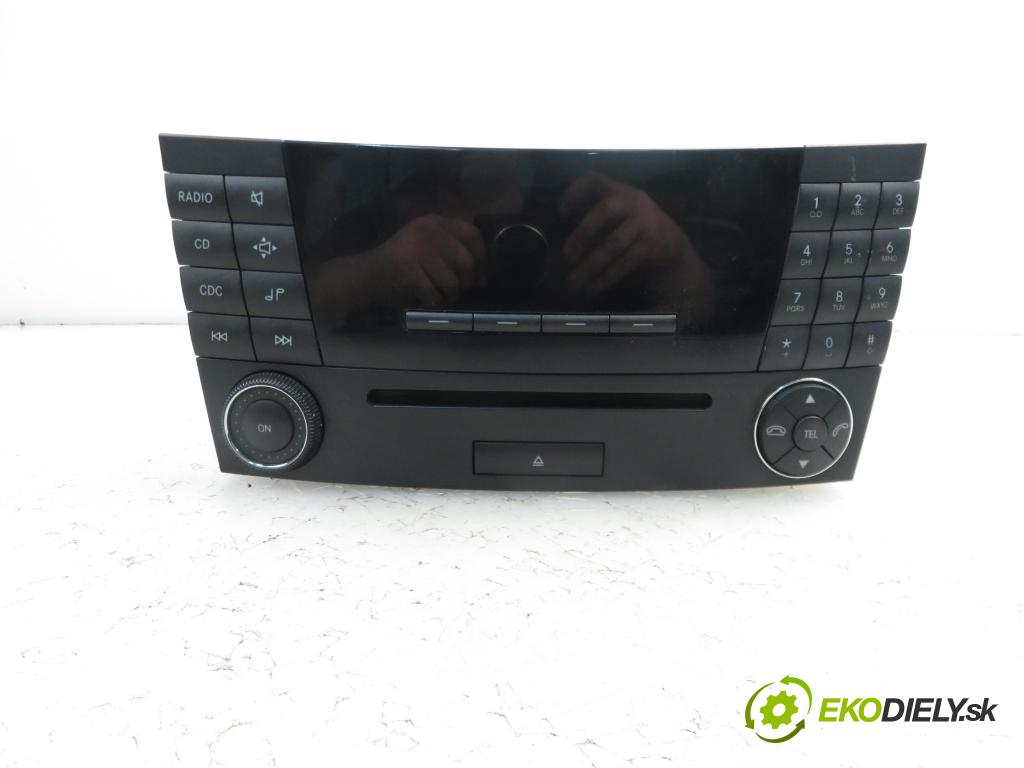 MERCEDES-BENZ KLASA E (W211) SEDAN 2004 2685,00 Radioodtwarzacze 2685,00 RADIO CD 2118701289