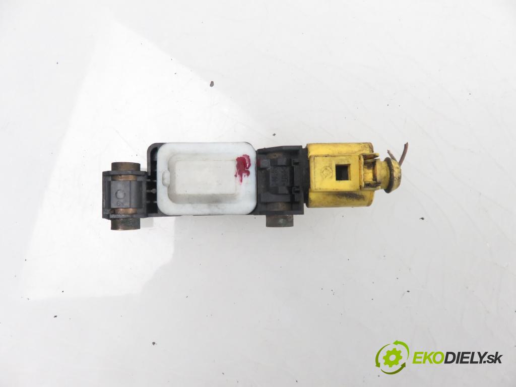 AUDI A4 Avant (8E5, B6) KOMBI 2002 1896,00 Czujniki uderzenia 1896,00 Snímač nárazu 8E0959651 (Snímače nárazu)