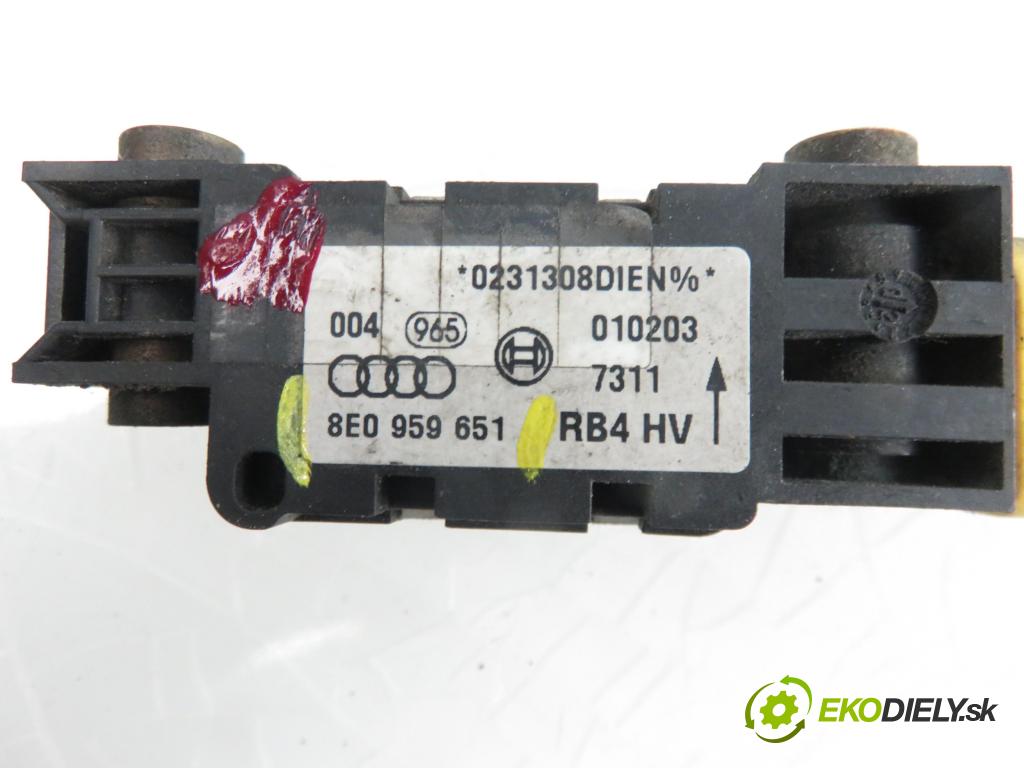 AUDI A4 Avant (8E5, B6) KOMBI 2002 1896,00 Czujniki uderzenia 1896,00 Snímač nárazu 8E0959651 (Snímače nárazu)