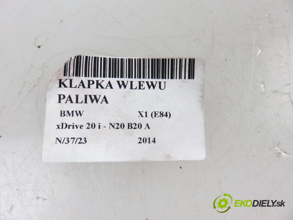 BMW X1 (E84) CROSSOVER 2014 1997,00 Klapki 1997,00 Dvierka nádrže paliva 2990139 (Ostatné)
