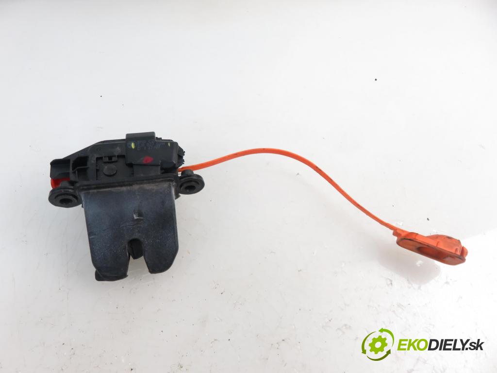 SKODA ROOMSTER Praktik (5J) FURGON 2007 59,00 1.4 TDI - BNV 1422,00 zámok dverí kufor EL. 5J8827501H