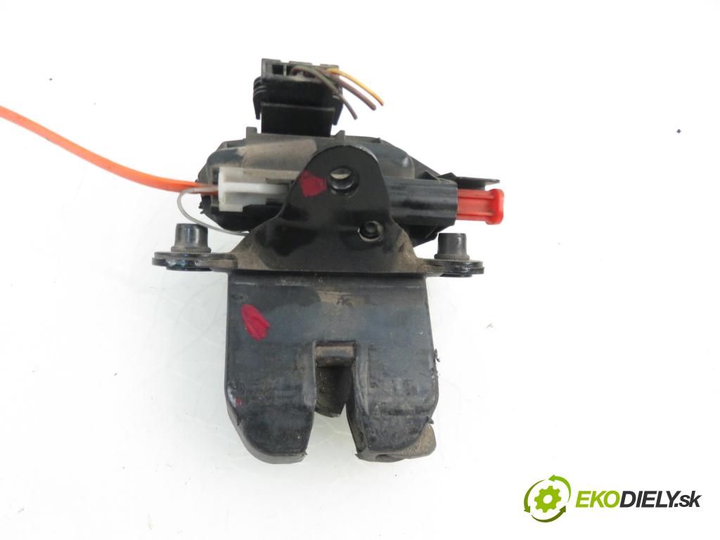 SKODA ROOMSTER Praktik (5J) FURGON 2007 59,00 1.4 TDI - BNV 1422,00 zámok dverí kufor EL. 5J8827501H