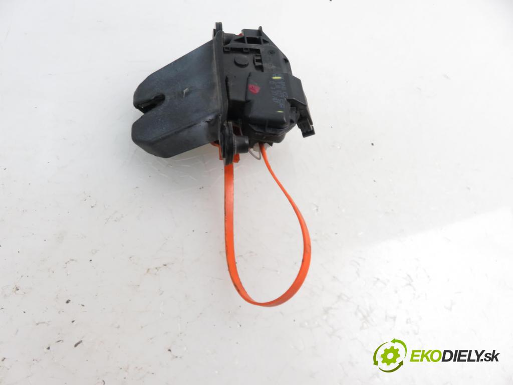 SKODA ROOMSTER Praktik (5J) FURGON 2007 59,00 1.4 TDI - BNV 1422,00 zámok dverí kufor EL. 5J8827501H