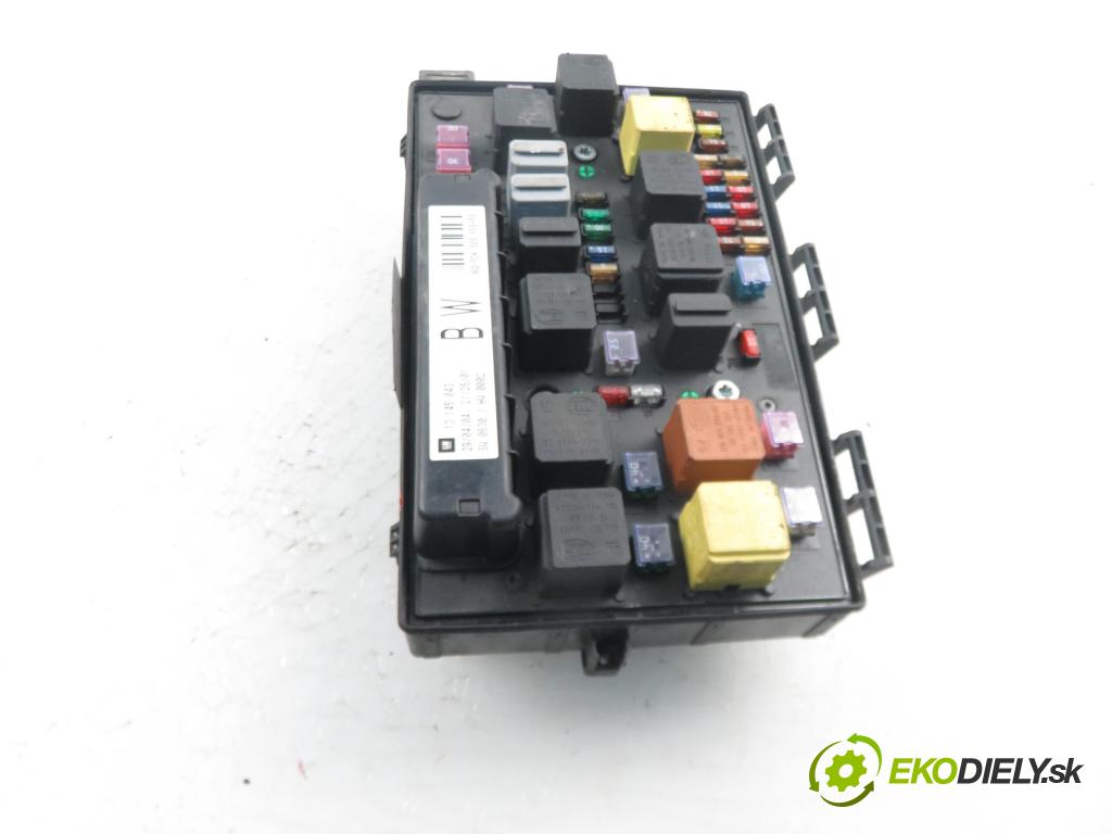 OPEL ASTRA H (A04) HB 2004 1686,00 Skrzynki bezpieczników 1686,00 skříňka POJISTKY: 13145043