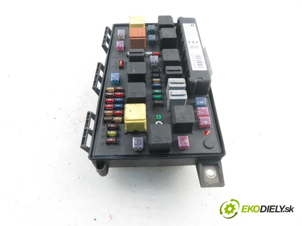 OPEL ASTRA H (A04) HB 2004 1686,00 Skrzynki bezpieczników 1686,00 skříňka POJISTKY: 13145043