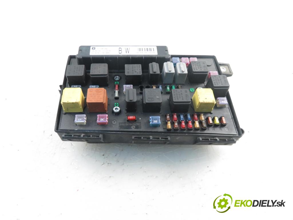 OPEL ASTRA H (A04) HB 2004 1686,00 Skrzynki bezpieczników 1686,00 skříňka POJISTKY: 13145043