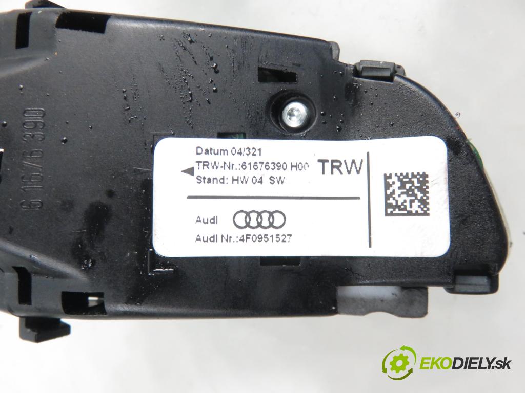 AUDI A4 Avant (8ED, B7) KOMBI 2005 1896,00 Panele sterowania, przełączniki 1896,00 Ovládač rádia 4F0951527A ; 4f0951527