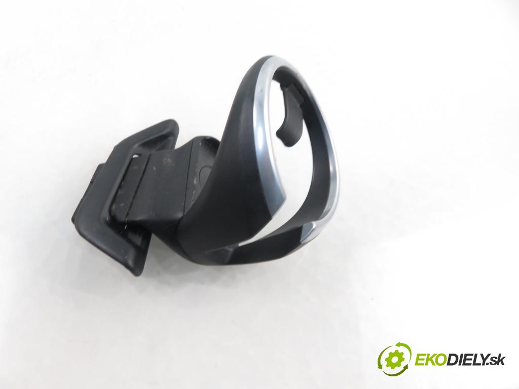 BMW X1 (E84) CROSSOVER 2011 130,00 sDrive 20 d 177 - N47 D20 C 1995,00 Držiak na nápoje (Úchyty, držiaky na nápoje)