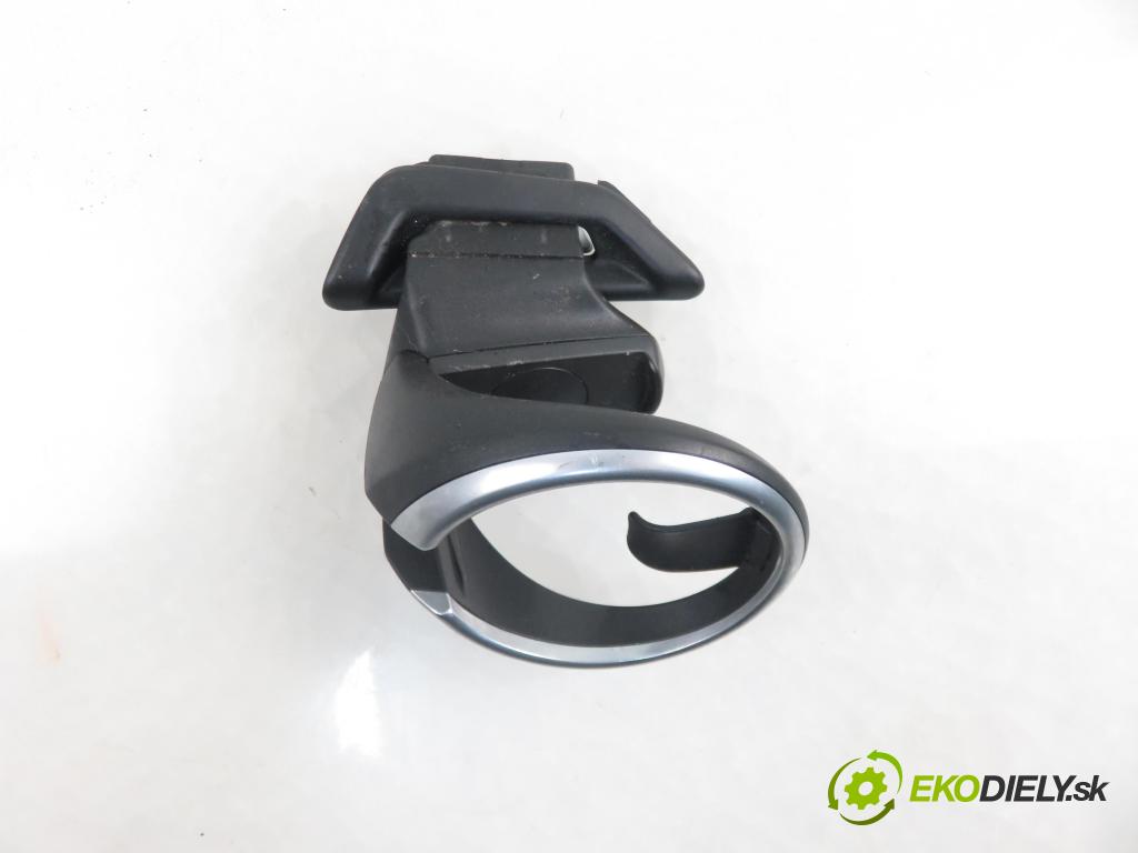 BMW X1 (E84) CROSSOVER 2011 130,00 sDrive 20 d 177 - N47 D20 C 1995,00 Držiak na nápoje (Úchyty, držiaky na nápoje)