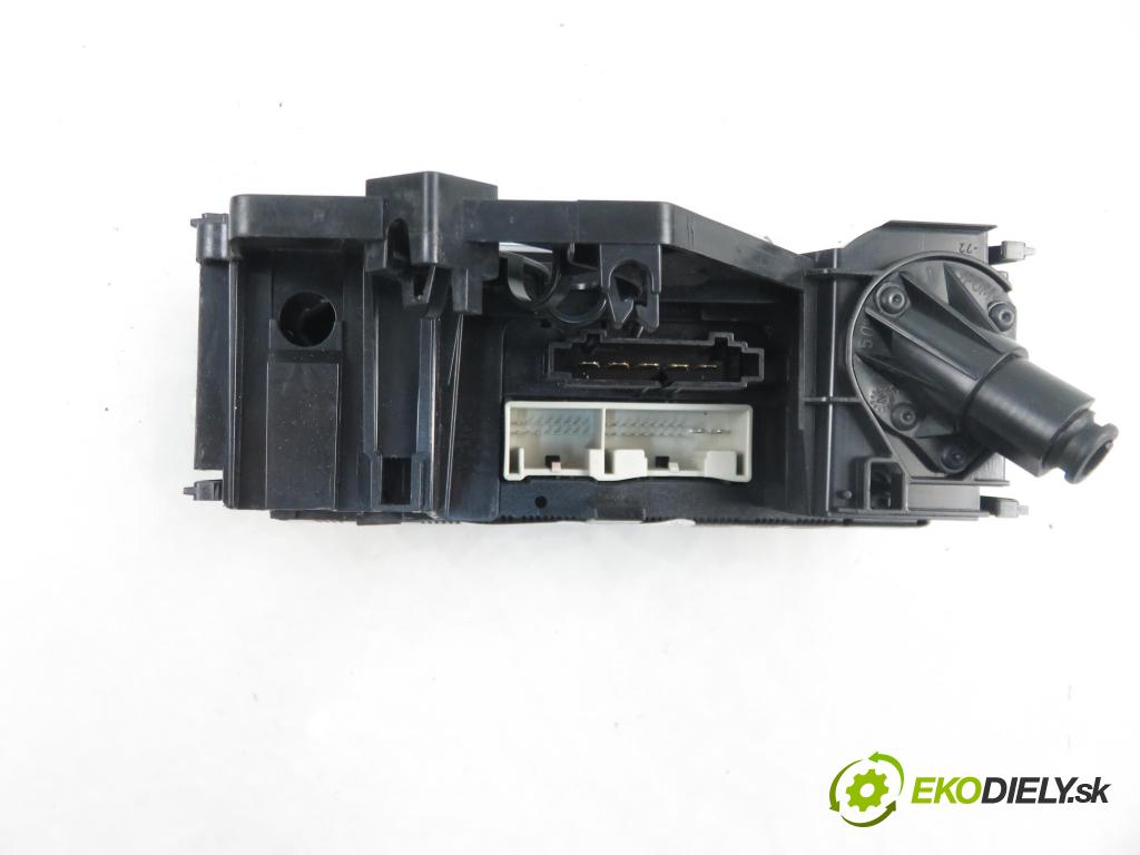 VW PASSAT B6 (3C2) KOMBI 2006 77,00 1.9 TDI - BLS 1896,00 Panel kúrenia KLIMATIZACE: