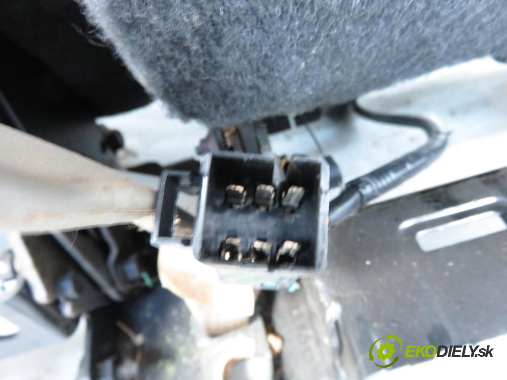 HUMMER HUMMER H2 SUV 2003 232,00 6.0 V8 VORTEC AWD 315 (232kW)-(LQ4(364CUV8)) 5964,00 Sedadlá, sedačky Sedadlo 