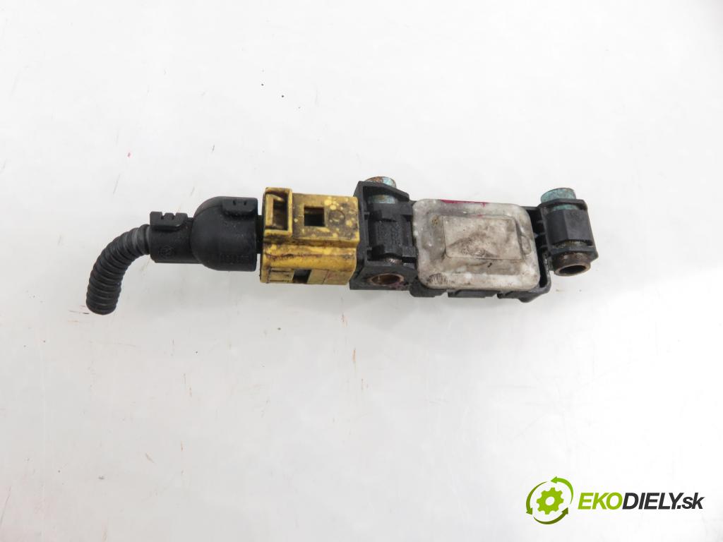 AUDI A3 (8P1) HB 2005 77,00 1.9 TDI PD 105 - BKC 1896,00 Snímač nárazu 8E0959651B (Snímače nárazu)