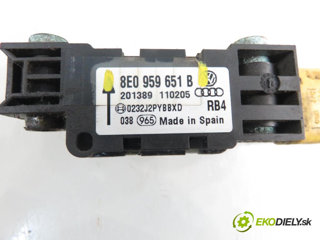 AUDI A3 (8P1) HB 2005 77,00 1.9 TDI PD 105 - BKC 1896,00 Snímač nárazu 8E0959651B (Snímače nárazu)