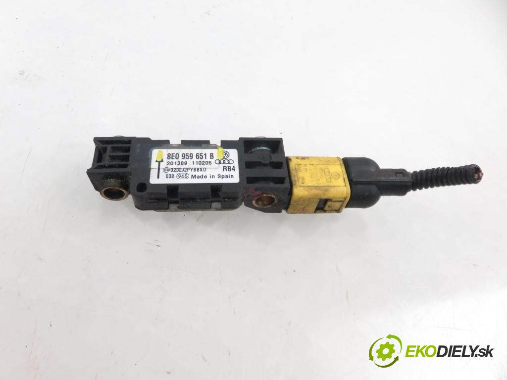 AUDI A3 (8P1) HB 2005 77,00 1.9 TDI PD 105 - BKC 1896,00 Snímač nárazu 8E0959651B (Snímače nárazu)