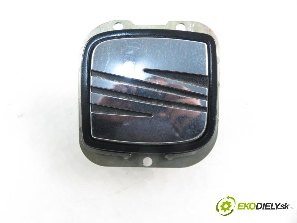 SEAT CORDOBA (6K2) SEDAN 2000 44,00 1.4 - ANW 1390,00 Kľučka dverí kufor 6K0827565B