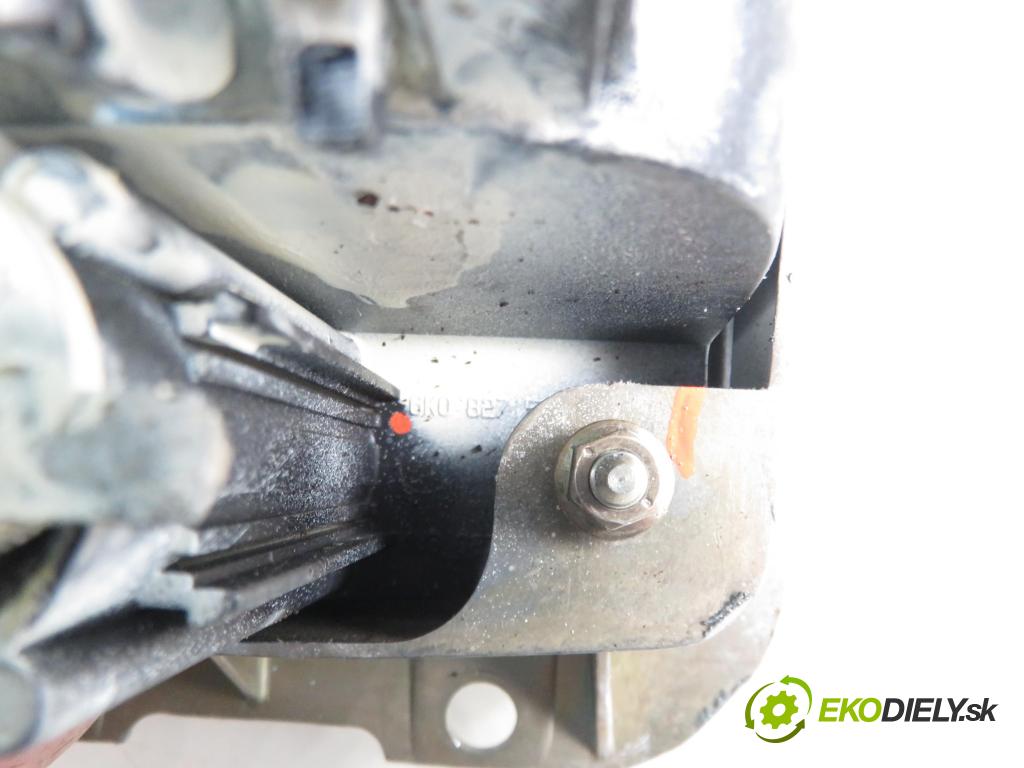 SEAT CORDOBA (6K2) SEDAN 2000 44,00 1.4 - ANW 1390,00 Kľučka dverí kufor 6K0827565B