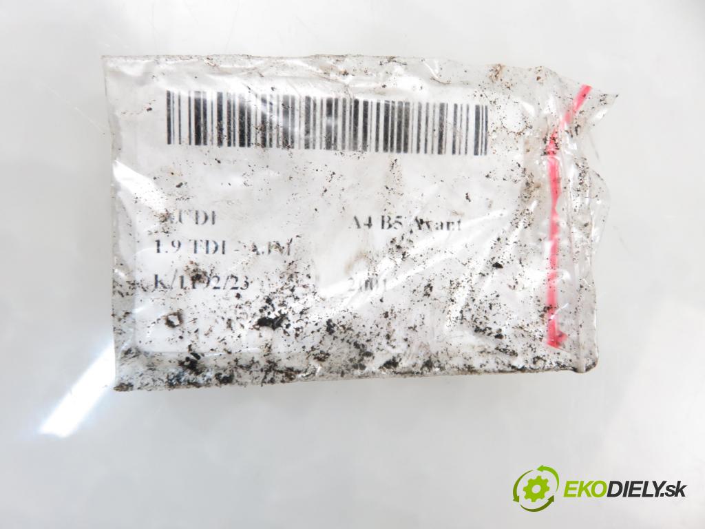 AUDI A4 Avant (8D5, B5) KOMBI 2001 85,00 1.9 TDI - AJM 1896,00 rameno dolní levý zadní část