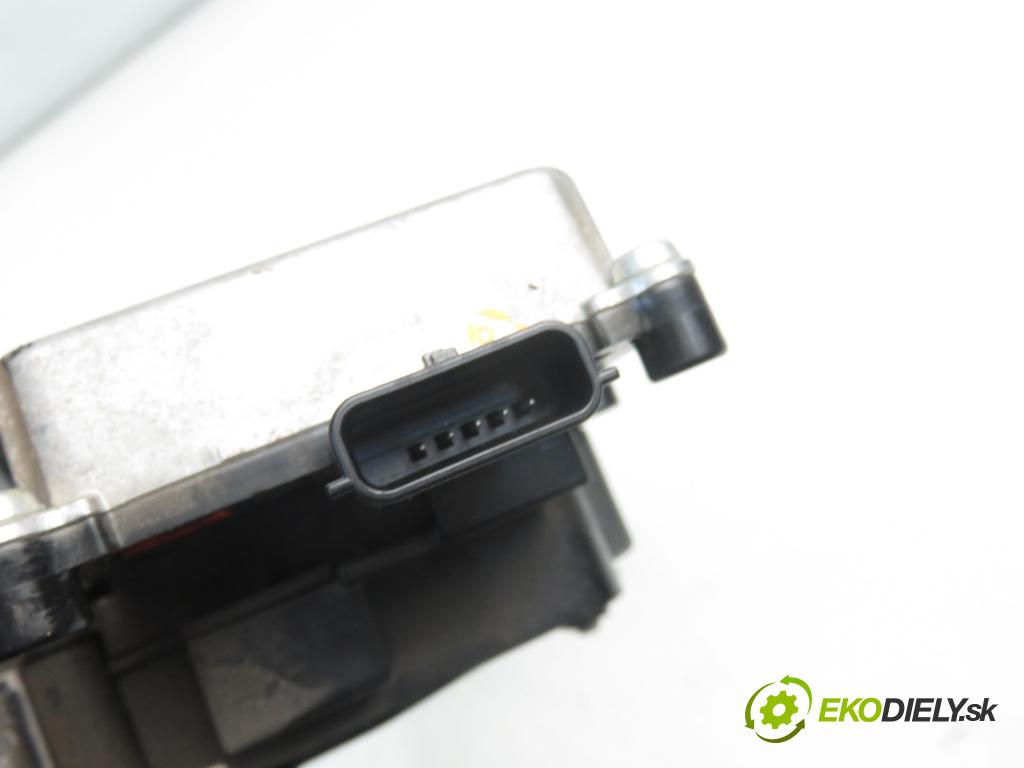 INFINITI M (Y51) SEDAN 2010 175,00 3.0d V6 238 - V9X 2993,00 Potenciometer plynového pedálu 240461MA0A (Pedále)