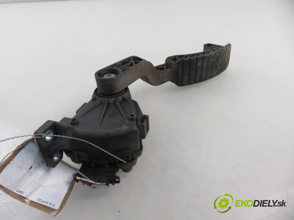 RENAULT LAGUNA II Grandtour (KG0/1_) KOMBI 2002 0,00 1.9 dCI (KG0E) - F9Q 752 1870,00 Potenciometer plynového pedálu 8200002904 (Pedále)