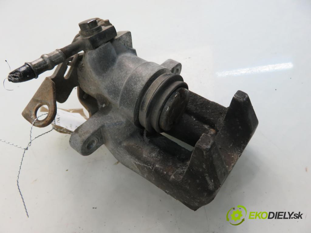 AUDI A6 Avant (4B5, C5) KOMBI 2000 121,00 2.4 - AML 2393,00 Brzdič strmeň pravé zadné 