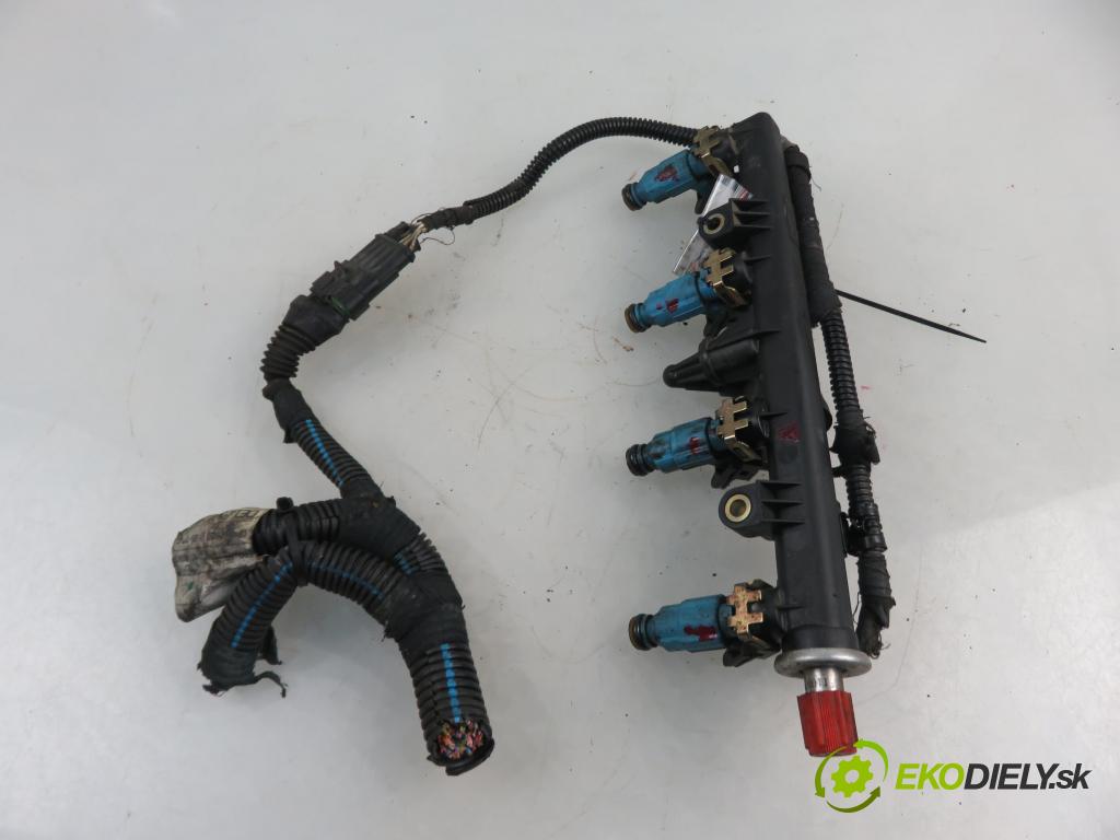 FIAT SIENA (178_) / ALBEA SEDAN 2002 59,00 1.2 - 188 A5.000 1242,00 Lišta vstrekovacia 0280151204 ; 0280155816 (Vstrekovacie lišty)