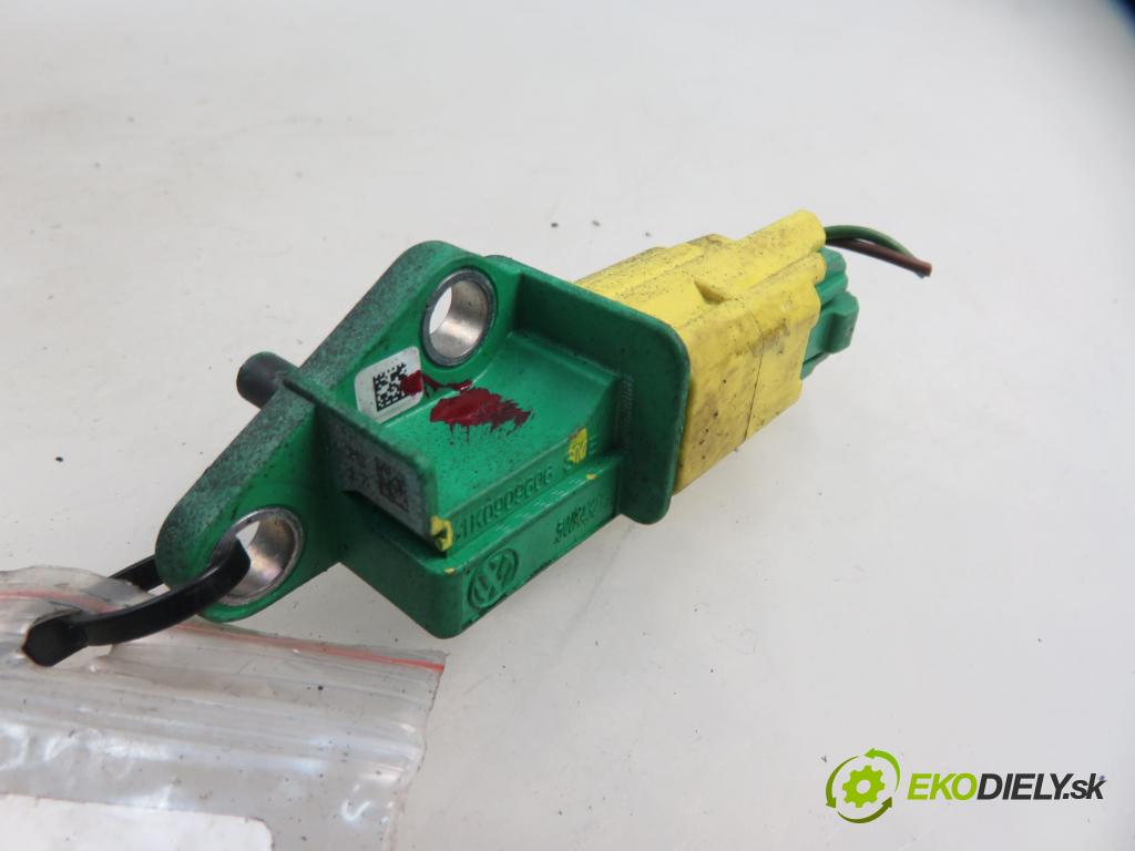 AUDI A6 (4F2, C6) SEDAN 2006 165,00 3.0 TDI quattro - BMK 2967,00 Snímač nárazu 1K0909606 (Snímače nárazu)