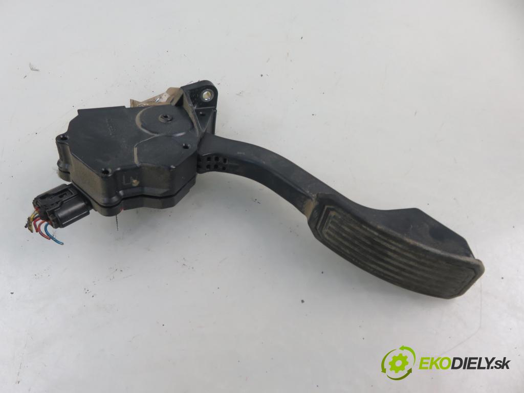 TOYOTA RAV 4 III (_A3_) SUV 2007 130,00 2.2 D 4WD 177 - 2AD-FHV 2231,00 Potenciometer plynového pedálu 7811042010 ; 1988007270 (Pedále)