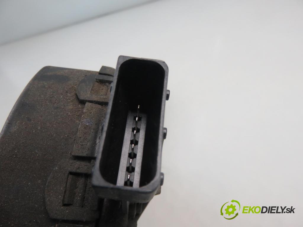 OPEL VECTRA C (Z02) SEDAN 2002 90,00 1.8 16V 122 - Z 18 XE 1796,00 Potenciometer plynového pedálu 9186724CE ; 6PV00832200 (Pedále)