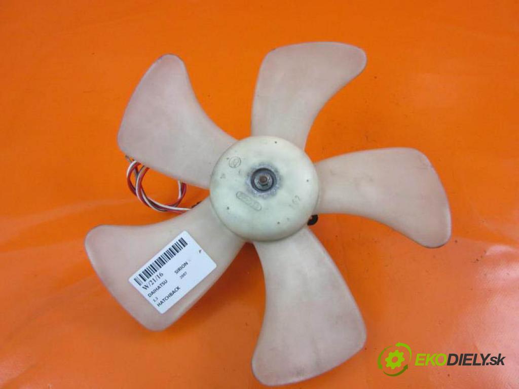 DAIHATSU SIRION 1.3  manual 5 - stupňová  91 km  ventilátor chladič 2635005480 (Ventilátory)