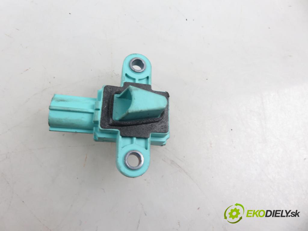 AUDI A4 Avant (8K5, B8) KOMBI 2011 118,00 1.8 TFSI - CDHB 1798,00 Snímač nárazu 5WK4380902 ; 8K0955557C (Snímače nárazu)