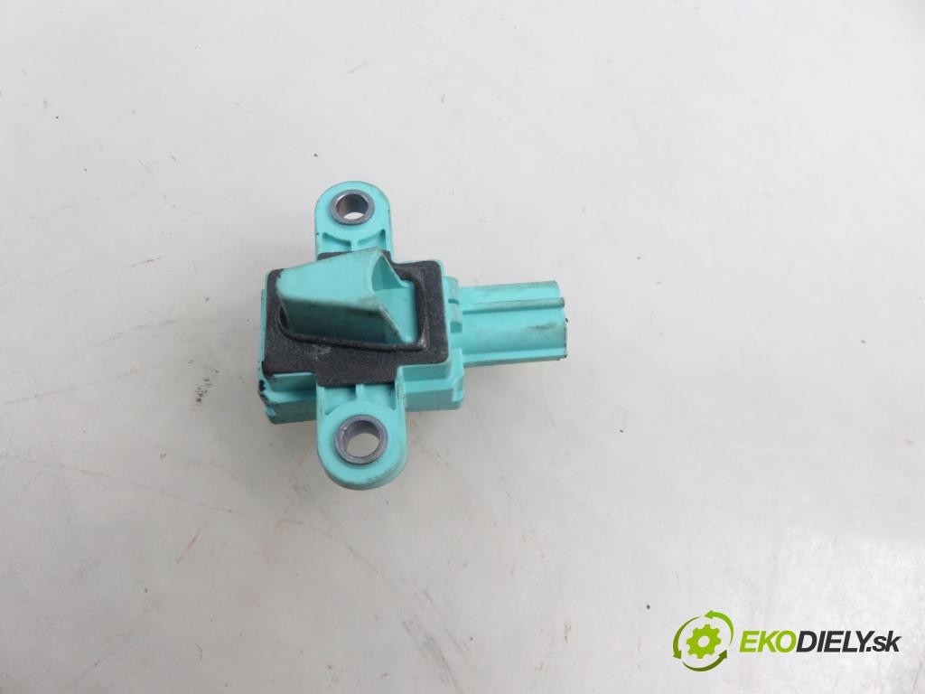 AUDI A4 Avant (8K5, B8) KOMBI 2011 118,00 1.8 TFSI - CDHB 1798,00 Snímač nárazu 5WK4380902 ; 8K0955557C (Snímače nárazu)