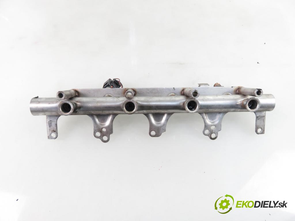 AUDI A4 (8EC, B7) SEDAN 2006 147,00 2.0 TFSI quattro - BPG 1984,00 Lišta vstrekovacia 06F133317L ; 06H906053A (Vstrekovacie lišty)