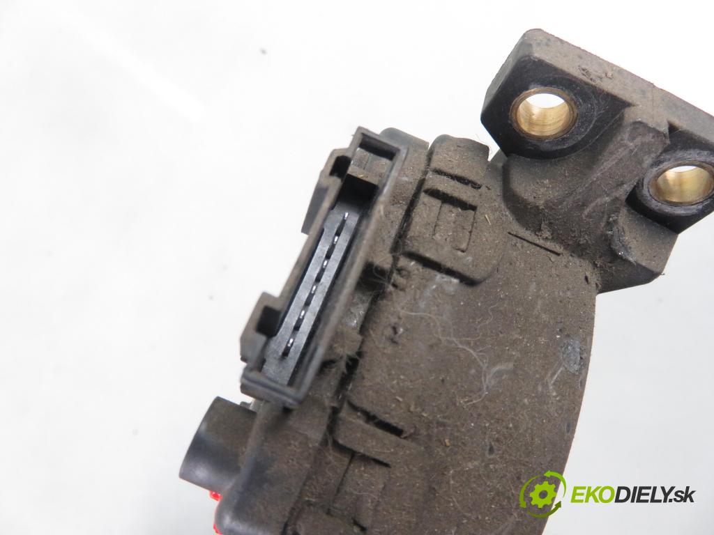 VOLVO V40 Kombi (645) KOMBI 2002 85,00 1.9 DI 116 - D 4192 T3 1870,00 Potenciometer plynového pedálu M865642 (Pedále)